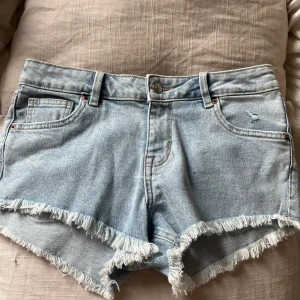Ljusblå jeansshorts  - Säljer dessa ljusblå jeansshorts eftersom de är för stora. Mycket bra skick 