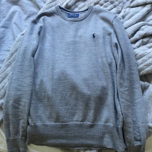 Ralph Lauren tröja - Tja säljer denna skit feta Ralph lauren stickade tröjan i storlek 14-16 år 9/10 skick (ett litet hål se på fjärde bilden), kom med bud! (Tar emot byten!)