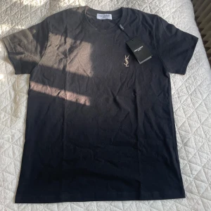 Svart Saint Laurent t-shirt - Säljer en jättesnygg men simpel svart T shirt från saint Laurent • Skick 10/10 • Storlek M/S • skriv vid frågor!