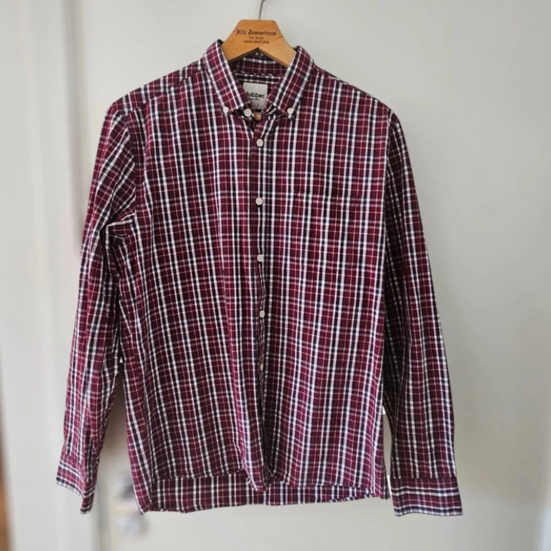 Rutig vinröd skjorta från Dobber
