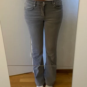Grå bootcut jeans - Snygga grå bootcut jeans, midwaist. Använda 1 gång så är som nya, köpta på Gina Tricot förra året 💞säljer då de är för korta på mig som är 170! pris kan diskuteras 