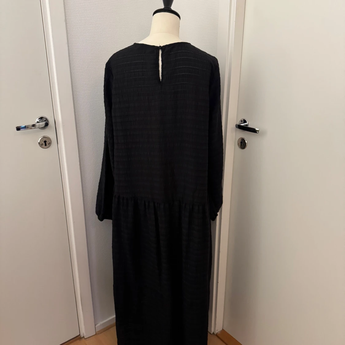 Svart NA-KD långklänning med struktur - 1