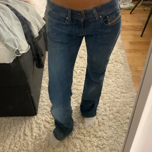Blå bootcut jeans från Diesel - Säljer ett par fina blåa jeans från Diesel med bootcut passform och låg midja. långa för mig som är 170