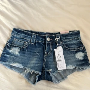 Lågmidjade jeansshorts från Gina Tricot - säljer ett par shorts från Gina, aldrig använda för 180kr, storlek xs fast de var för stora för mig. skulle rekommendera för någon som är i storlek s!!💕