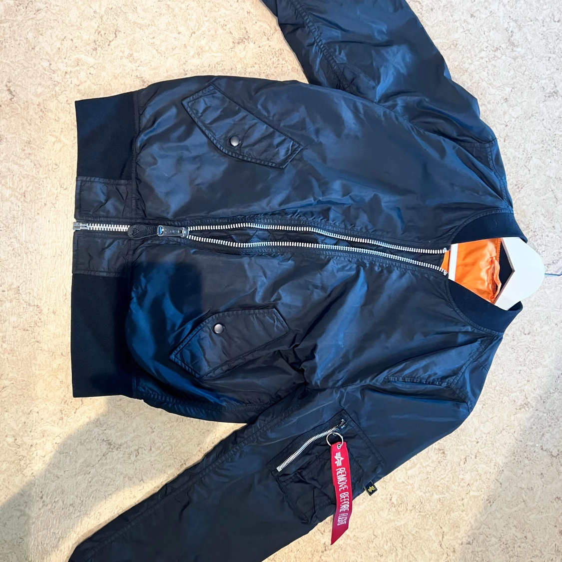 Svart bomberjacka från Alpha Industries