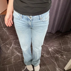 Ljusblå raka jeans  - Säljer ett par klassiska ljusblå jeans från Lager 157 med rak passform och normal midja. Jeansen har  knappgylf och är tillverkade i slitstarkt denim. Väldigt lite slitningar nere vid byxorna men annars helt utan skador. Det är modellen ”low rider”. Storlek xs/34