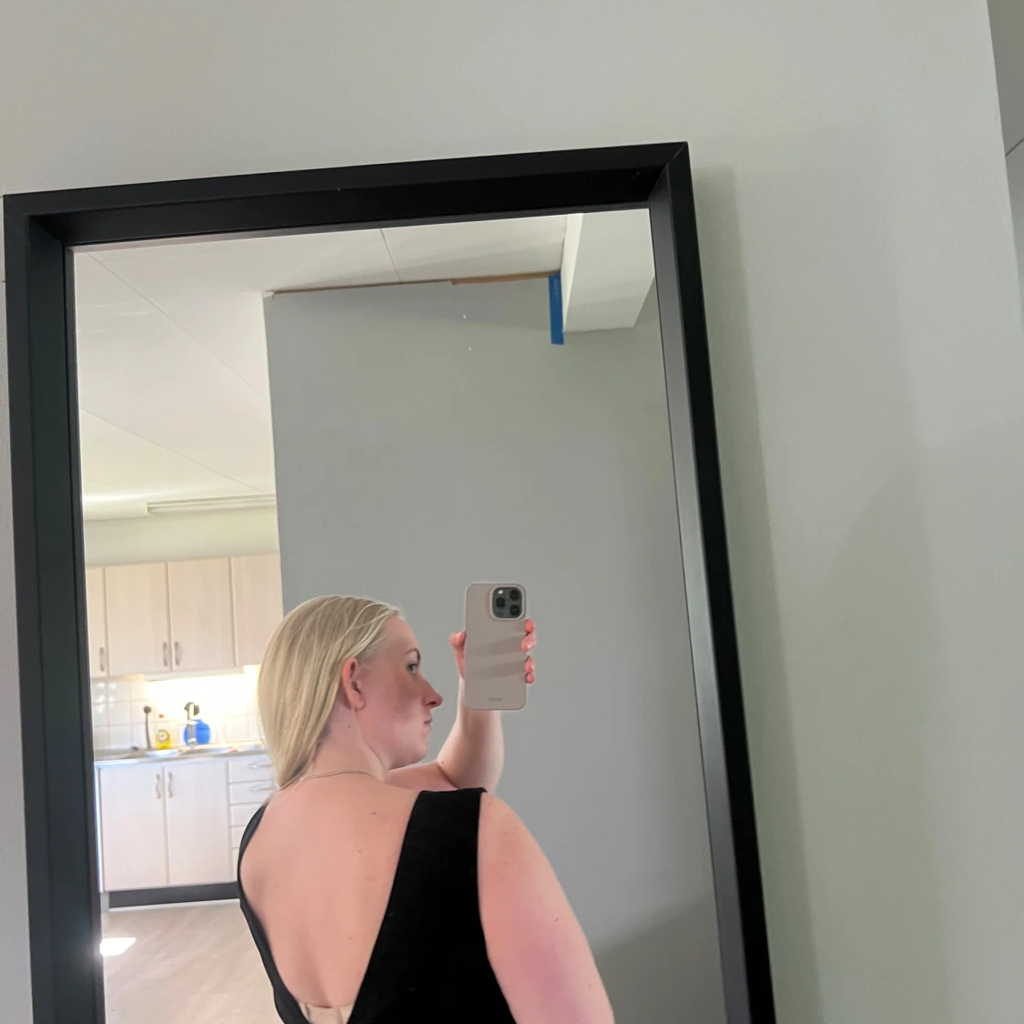 Svart byxdress med djup v-ringning - 1