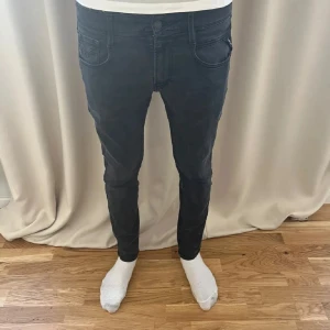 Replay Anbass W30 - Säljer ett par riktigt feta slimfit Replay Anbass i waist 30 och längd 30. Skriv vid minsta fråga!🙌