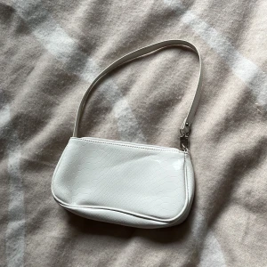 Vit axel väska  - En snygg vit Axel väska men ormskinns mönster. 🩷 