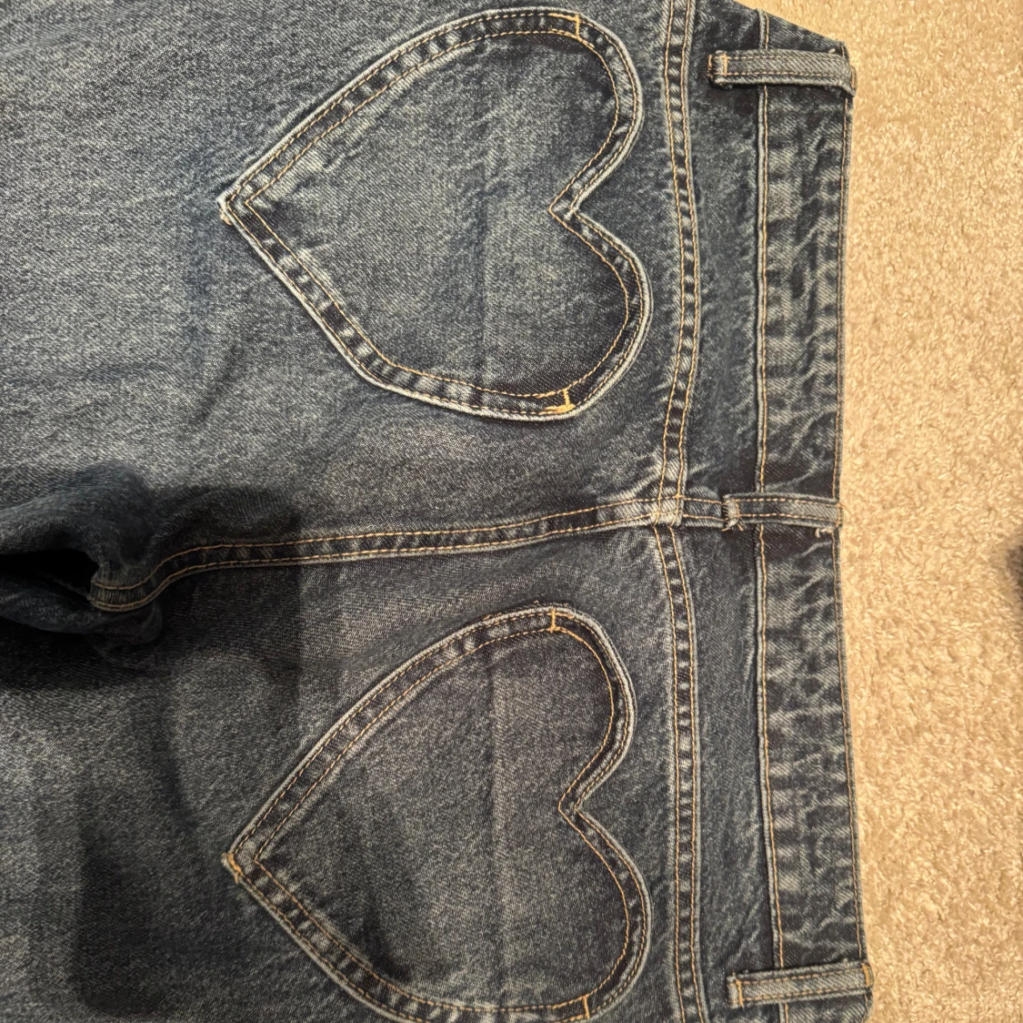 Blå jeans med hjärtformade bakfickor Zara