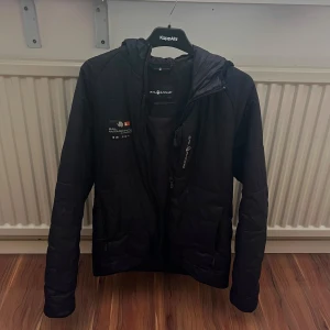 Sail racing jacka  - Tunnare dunjacka som passar perfekt för sport eller till hösten! Jackan är i väldigt gott skick och i stl S😋 säljer billigt för 600kr men 550kr vid snabb affär. Går inte att pruta länge än 550kr🐆