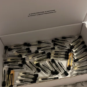 Essnce testkit - Säljer essnce testkit då jag luktar på alla och hittat mina favoriter!💓Det är 54 testers med alla essnce damparfymer och några utvalda unisex dofter. Alla är mer än hälften fulla förutom 3/4 stycken som är hälften/lite mer kvar i, vilket räcker för att hitta sin favorit!💓Orginalpriset på kitet är 530kr, säljer för 425 då det som sagt är mycket kvar i alla testers men priset går att diskutera!💓