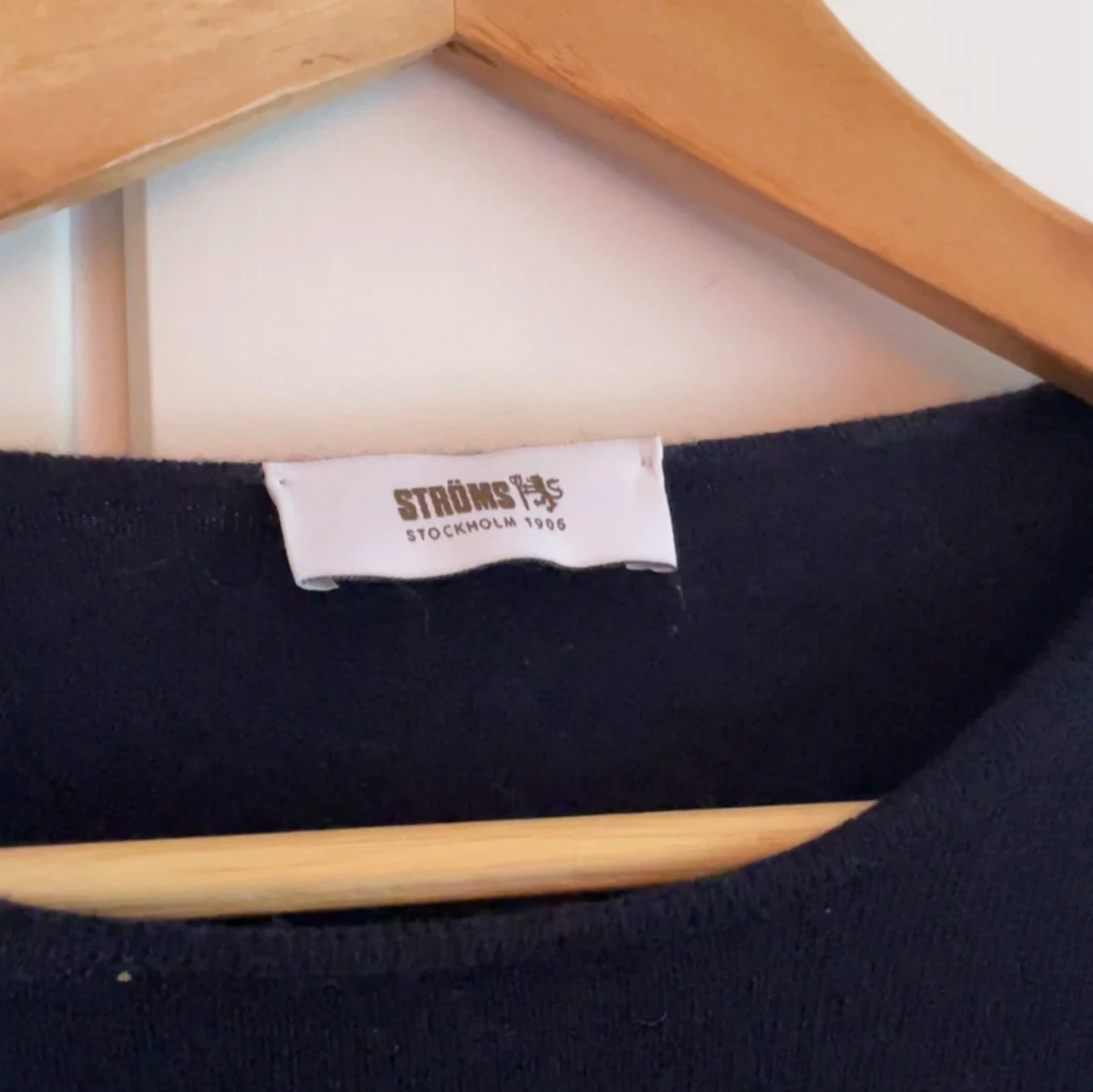 Mörkblå stickad tröja från Ströms