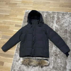 Canada goose jacka - Härmed säljer jag denna jackan då jag inte har någon användning till den längre, 9/10 skick, vi tar bara emot cash och priset kan diskuteras. Vi kan mötas upp inom Skåne.