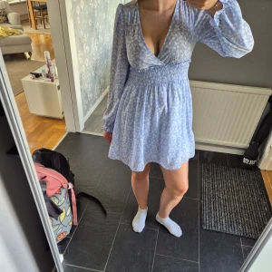 Blommig ljusblå klänning från Lager 157 - Supersöt ljusblå klänning med vita blommor från Lager 157❣️passar mig som har S