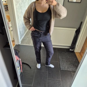 Svarta linnebyxor från H&M - Säljer ett par svarta, raka linnebyxor från H&M❣️