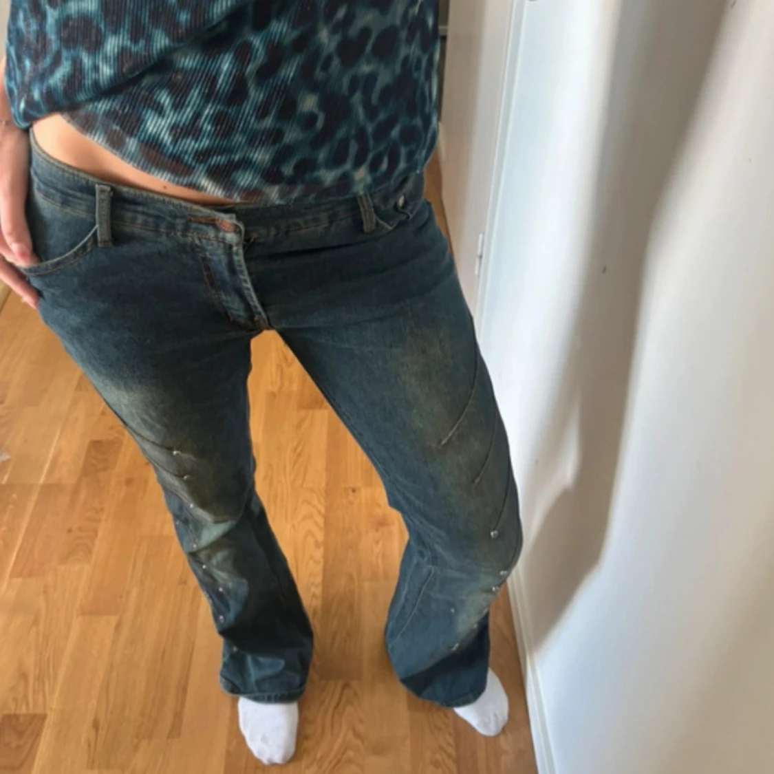 Blå gröna bootcut jeans med nitar