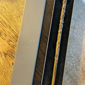 Hermione Granger wand - Köpt i london i en Harry Potter butik , inte i sin låda som på bild men i perfekt skick. 