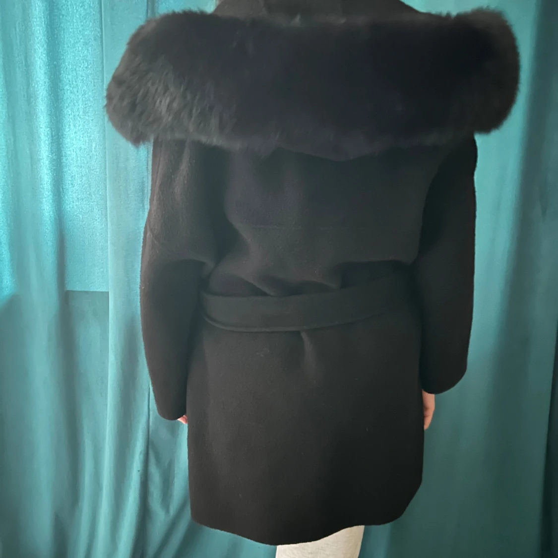 Svart kappa med pälsdetalj och bälte - 1