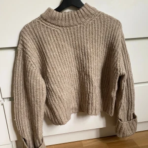 Beige stickad polotröja Gina Tricot - Säljer en chunky beige stickad polotröja från Gina Tricot i storlek XS. Tröjan har bred ribbad krage, långa ärmar med uppvik. Knappt använd så i väldigt bra skick