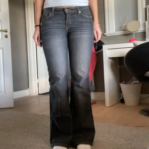 Lågmidjade utsvängda Weekday jeans  - Säljer dessa populära jeans från Weekday i modellen Nova Low slim bootcut, då de tyvärr blivit lite för tajta på mig. Storlek W27, L32