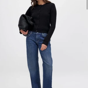 Blå wide jeans med låg midja - Säljer ett par blå wide leg jeans från NA-KD, helt nya och aldrig använda. Prislapp och originalförpackning kvar! På hemsidan heter färgen ”mörkblå” Original pris 699kr. 