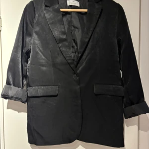 Svart kavaj från H&M - Svart kavaj från H&M.