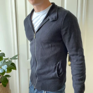 Massimo dutti full zip - Skön, Massimo dutti full zip i bra skick. Inga större defekter förutom aningen urtvättad. Storlek M och modellen är 180,75 kg, kom med frågor 🙌