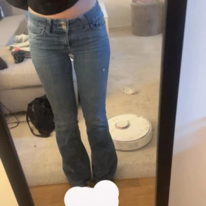 Blå bootcut jeans från Nelly - Snygga blå bootcut jeans från Nelly med  lågmidja. Är i storlek 34. Säljer då dom inte kommer till användning längre❤️