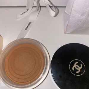 Chanel bronzer - Chanel bronzer som jag köpte i somras men har inte kommit till så mycket användning på senaste❤️köpt från Chanel för 649kr❤️  om ni har frågor osv skriv jätte gärna💕😊