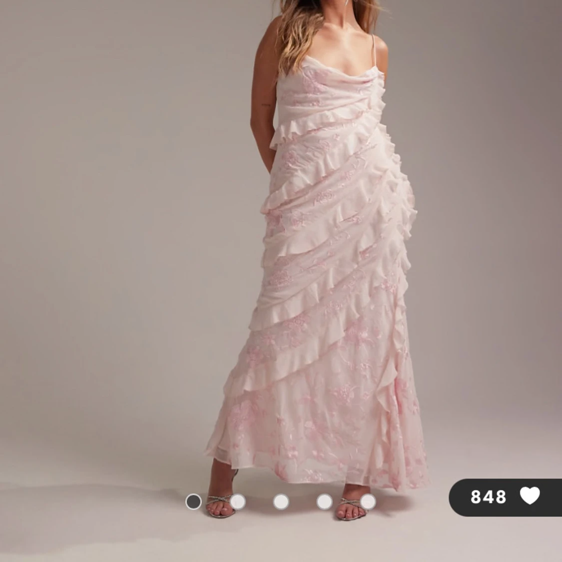 Ljusrosa långklänning med volanger