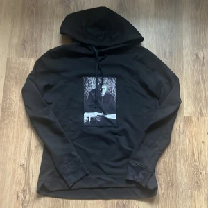 Limitato tröja - Svart hoodie från Limitato med en stor svartvit fotoprint framtill. Tröjan har huva med snörning och långa ärmar. Är som ny. Pris kan diskuteras vid snabb affär 