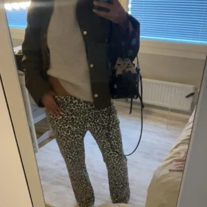 Leopard jeans - Säljer ett par skit coola leopard jeans från zara. Storlek 38 är mid waist men jag föredrar att ha dem low waist☺️. Dem är raka med lite flare på slutet. Jättebra skick men har tröttnat på dem. Skriv om ni har några frågor 🤎