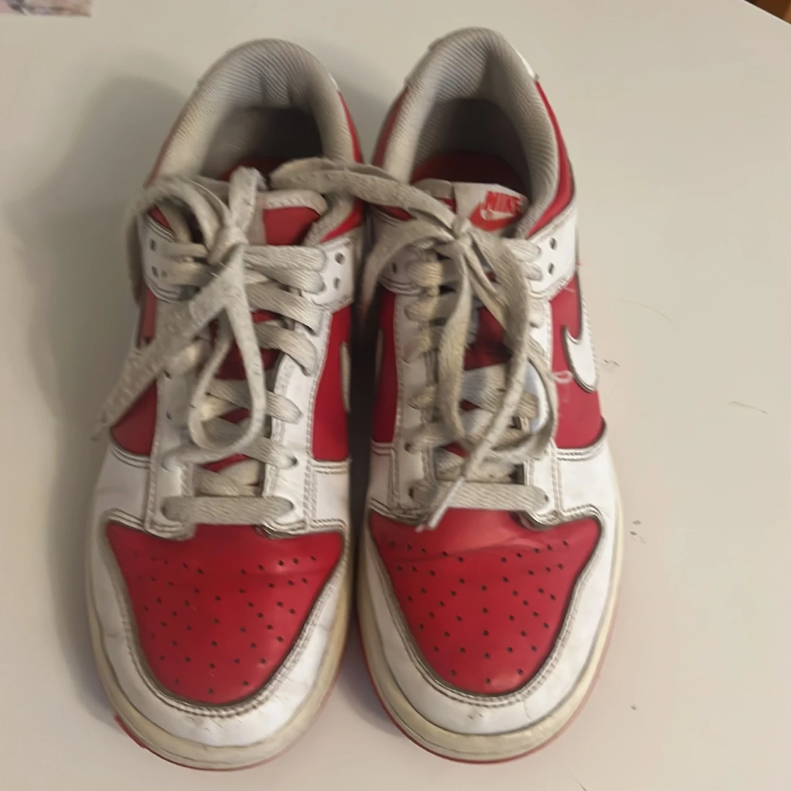 Nike Dunk Low röd och vit