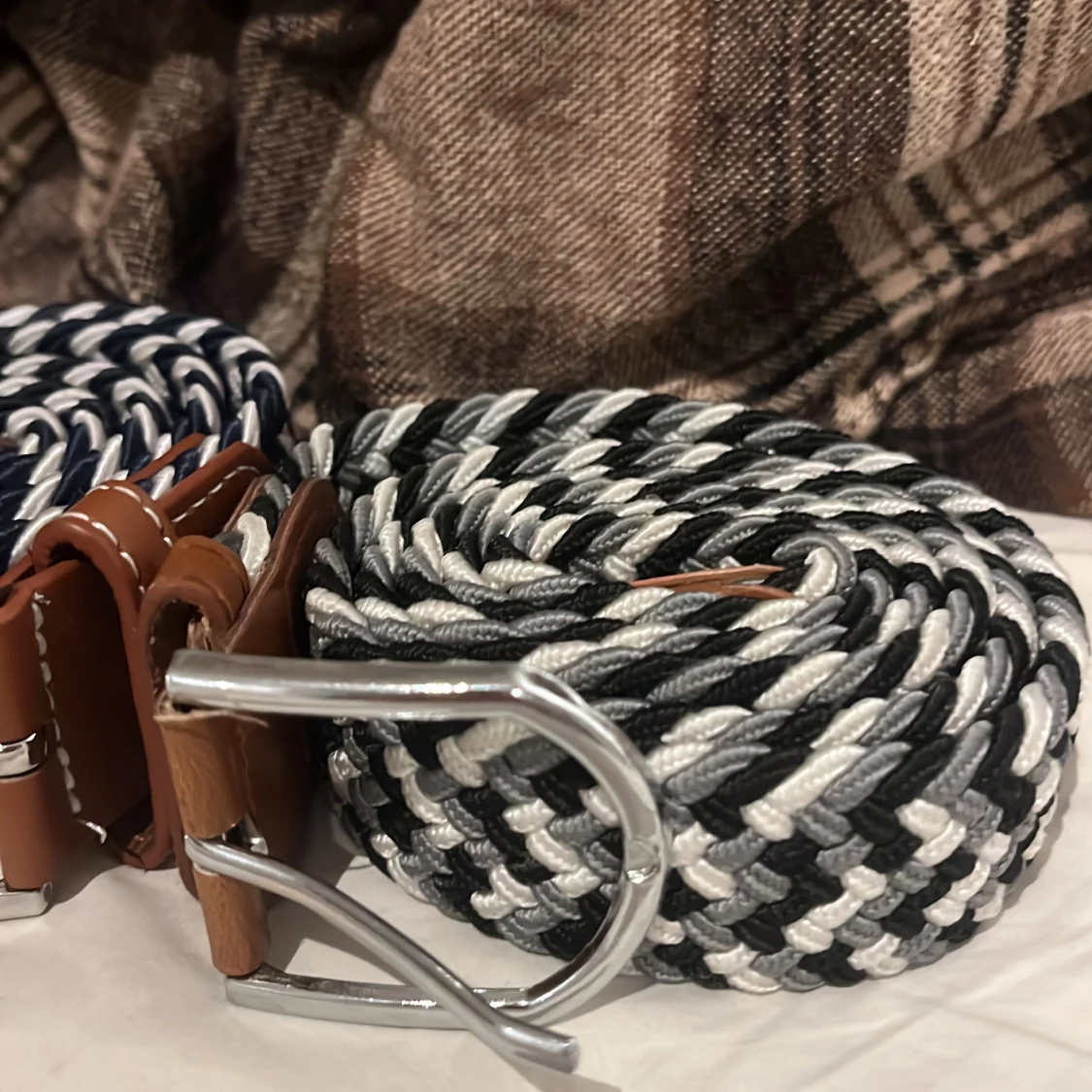 Färgglada flätade bälten med silverdetaljer - 1