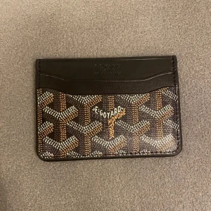 Goy4rd korthållare - Helt ny korthållare från goy4rd med ett snyggt brunt mönster.