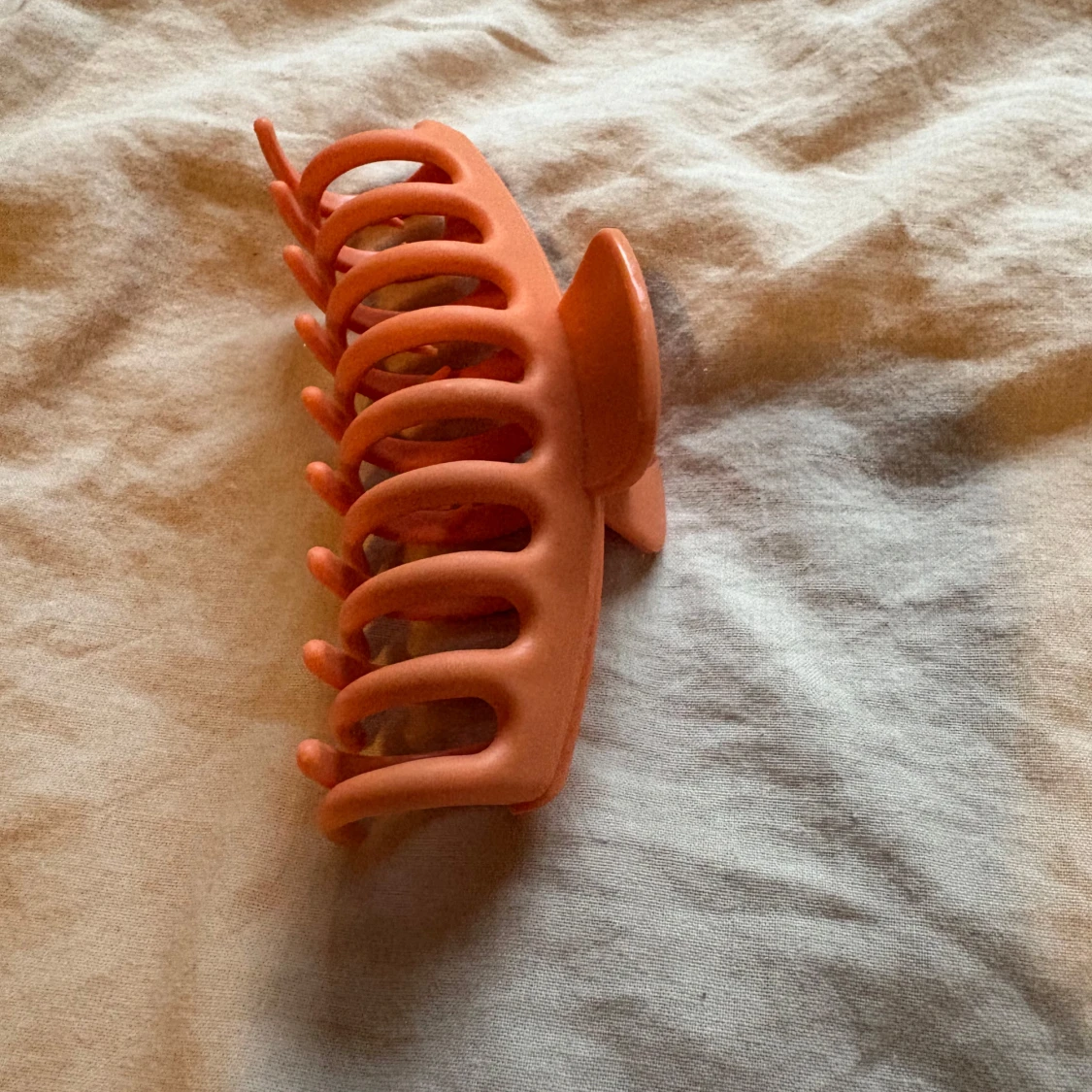 Stor orange hårklämma