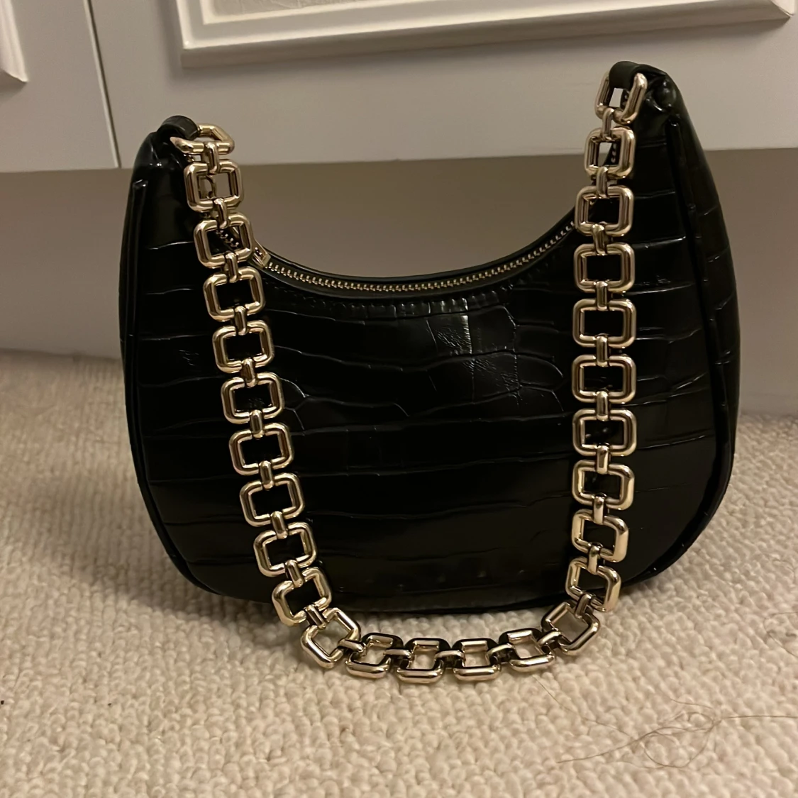 Svart axelväska med kedja