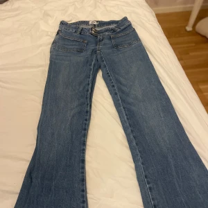 Blå bootcut jeans från 157 Paris XS - Snygga blå jeans från lager 157 i modellen Paris. Jeansen har klassiska fickor fram och bak, normal passform och är tillverkade i jeansmaterial. Super snygga fickor! Byxorna är typ som nya. Använt dom ungefär 5 gånger!💕💕