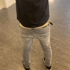 Jack Jones jeans slim glenn  - Ett par jj jeans slim glenn färgen grå storlek 30:32. Nytt skick inga defekter perfekt till hösten . Tveka inte att ställa frågor pris kan diskuteras vid snabb affär.