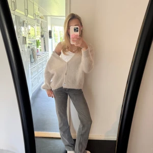 Grå bootcut jeans från Ginatricot  - Säljer ett par gråa jeans från Ginatricot i storlek 32. Modellen är bootcut och lågmidjade men skulle säga att de är mer midwaisted. Jeansen har inga skavanker alls. 