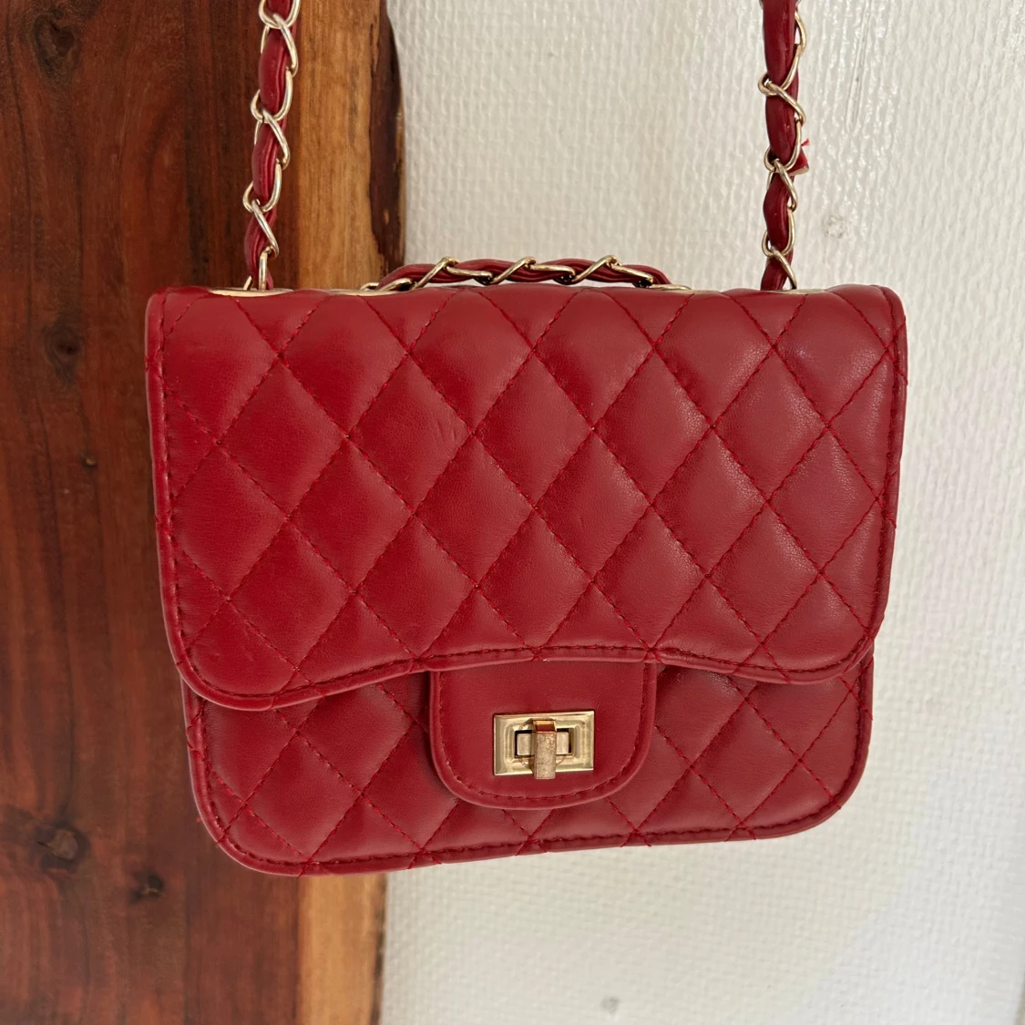 Röd quiltad axelväska med kedja