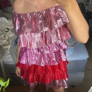 Klänning - Har klippt hål under armarna så man kan ha den off shoulder