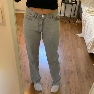 Ljusgråa straight jeans från Gina Tricot - Snygga ljusgrå jeans från Gina Tricot. De har rak passform med en medelhög/låg midja