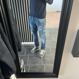 JJIGLENN JJBLAIR - Jeans slim fit - blue denim 30/30 - Säljer ett par blå jeans från Jack & Jones med snygga slitningar och lätt tvättad look. Modellen är slutsåld på många hemsidor och är väldigt unik