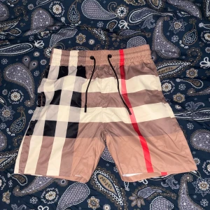 Burberry shorts  - Hej säljer burberry shorts, det går att köpa den enskilt annars finns tröjan som går ihop med shortsen. 