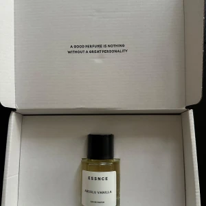 ESSNCE Absolu Vanilla parfym - En stilren parfym från ESSNCE med doften Absolu Vanilla. Perfekt för dig som älskar varma, söta vaniljtoner. Endast testad men helt oanvänd. 