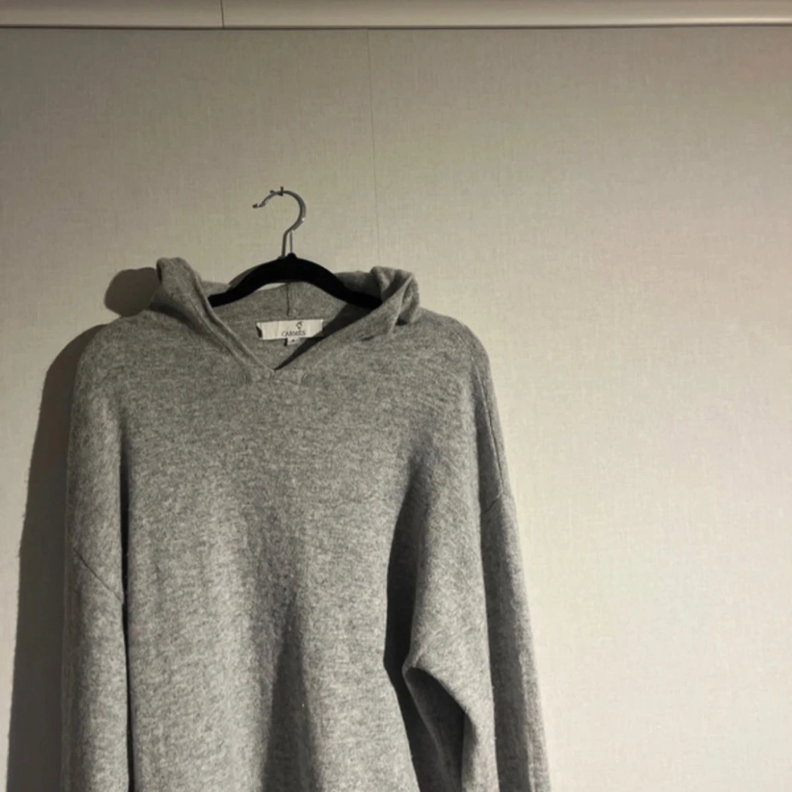 Grå hoodie i kashmir från Carmés