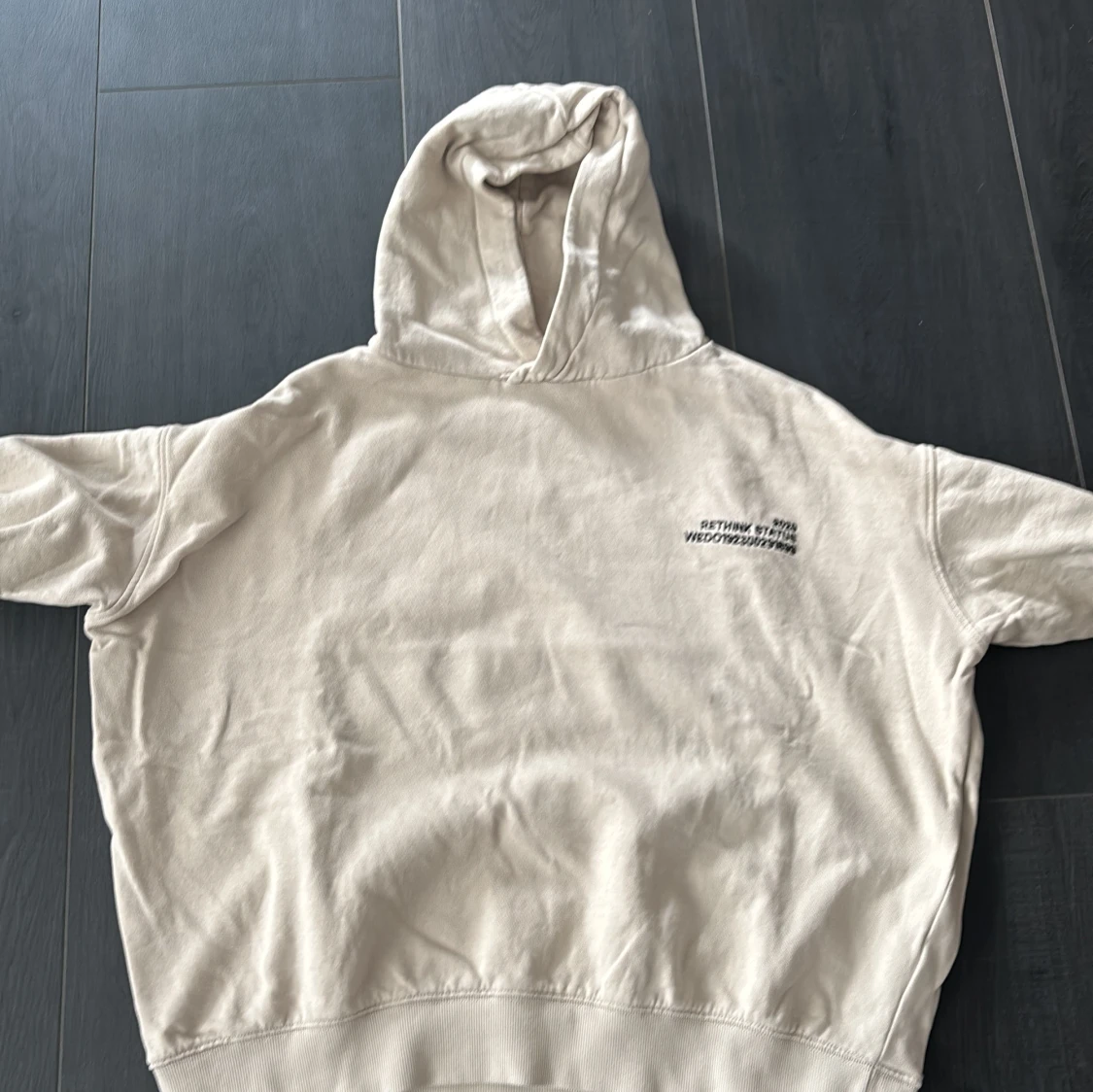Beige hoodie från Rethink Status - 1
