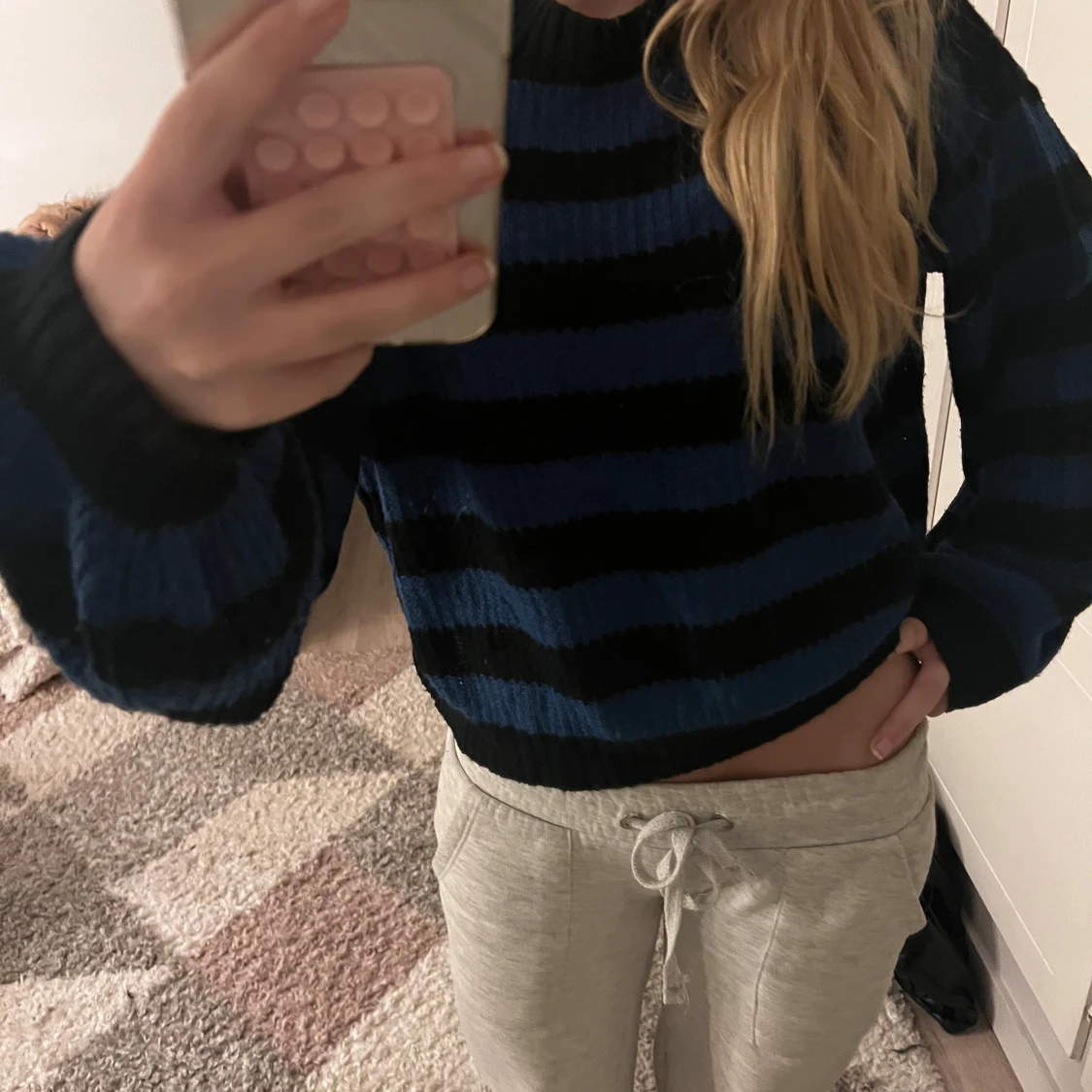 Randig blå och svart stickad tröja
